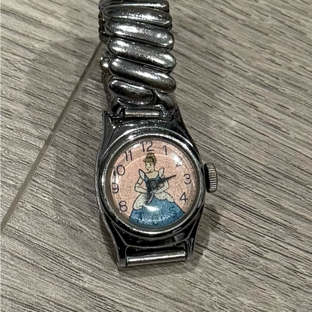 Vintage Child's Cinderella Wind-Up Watch (doesn't run;
broken band)